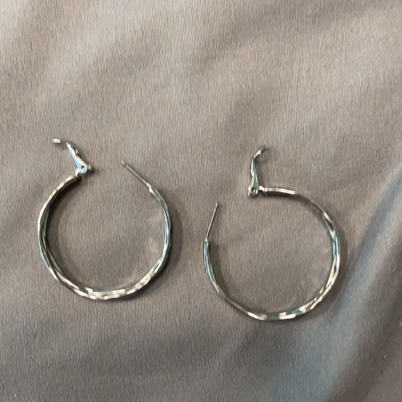 Brand new simply vera vera Wang earrings - Picture 4 of 8